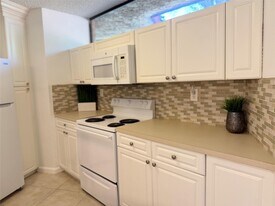 8183 Severn Dr in Boca Raton, FL - Building Photo