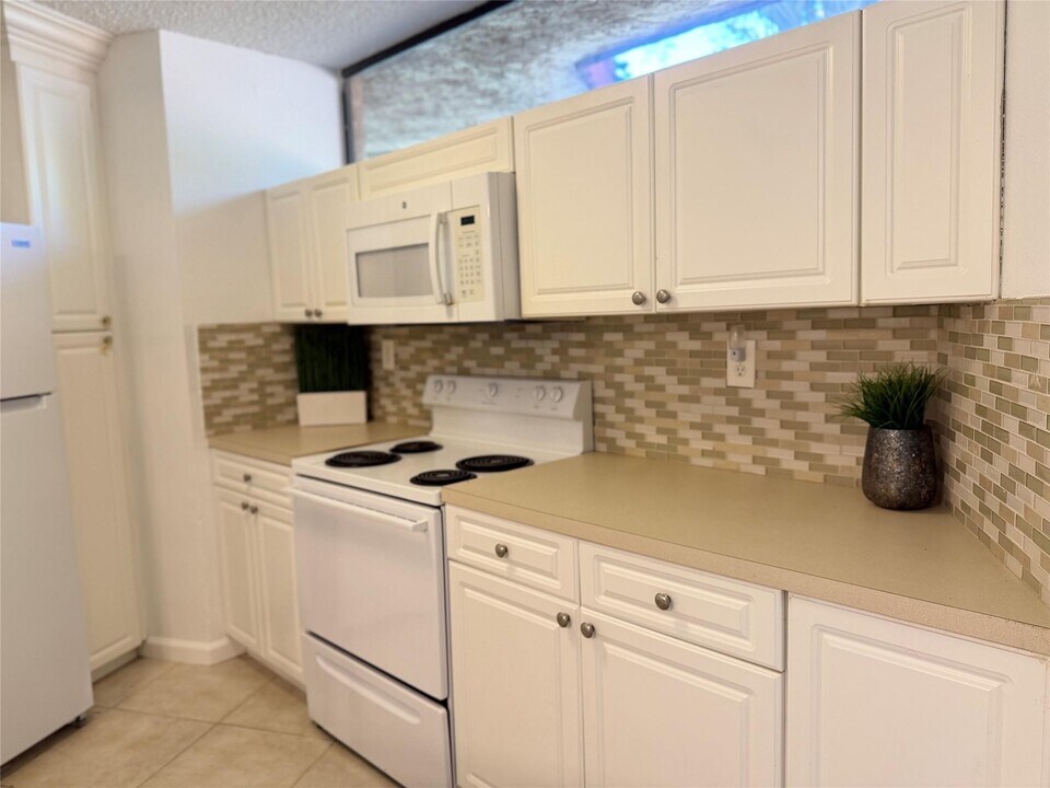 8183 Severn Dr in Boca Raton, FL - Building Photo