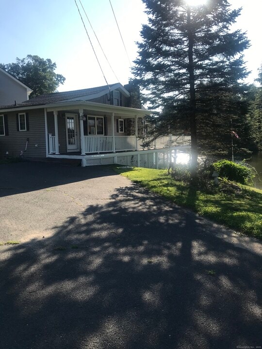 26 Strong St in Burlington, CT - Building Photo