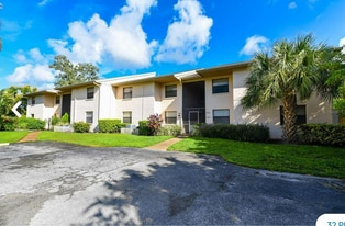 2495 Twin Dr, Unit #36 in Sarasota, FL - Building Photo