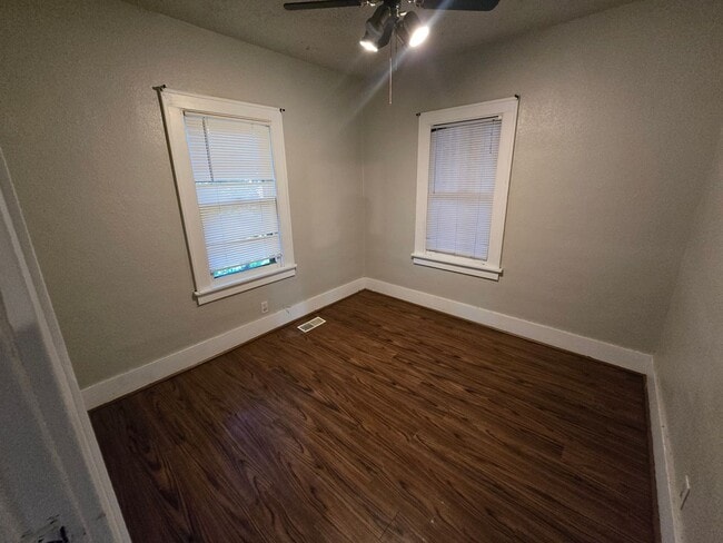 2419 S Newton St in Sioux City, IA - Building Photo - Building Photo