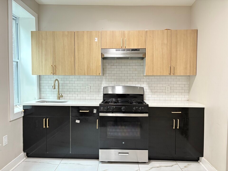 196 N Park St, Unit 2 in East Orange, NJ - Building Photo