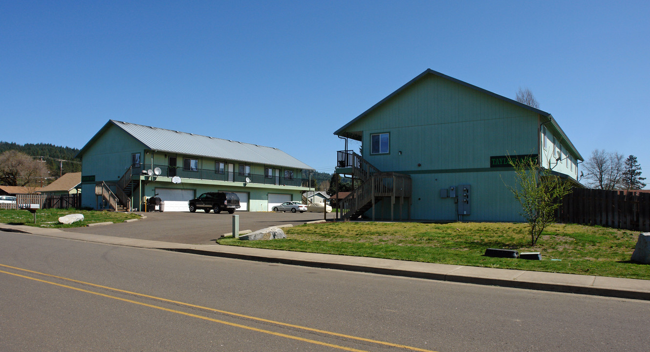 Taylor Apartments in Sutherlin, OR - Foto de edificio