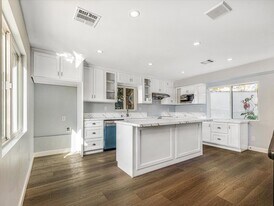 510 Neva Pl in Los Angeles, CA - Building Photo