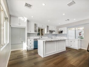 510 Neva Pl in Los Angeles, CA - Building Photo - Building Photo