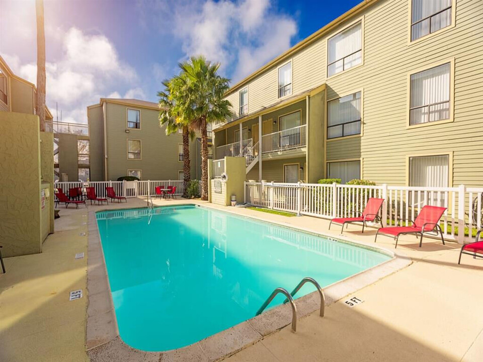 Carelton Courtyard in Galveston, TX - Building Photo