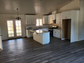 2104 S Conyer Ct in Visalia, CA - Building Photo - Building Photo