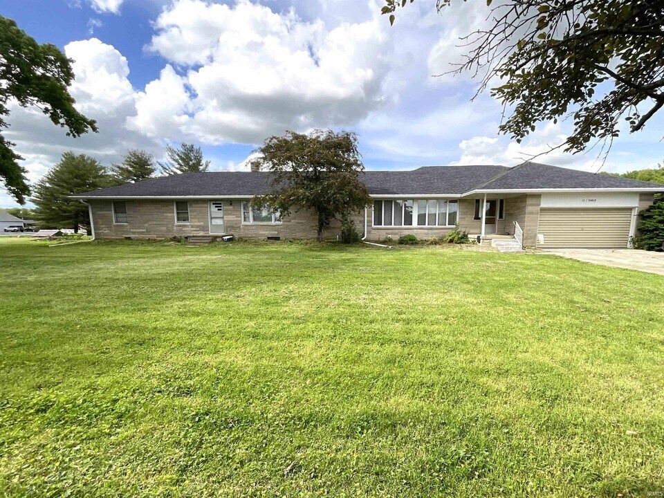851 E Franklin St in Spencer, IN - Building Photo
