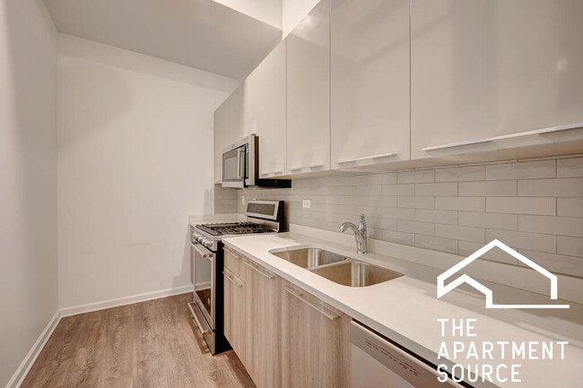 930 W Dakin St, Unit 301 in Chicago, IL - Foto de edificio - Building Photo