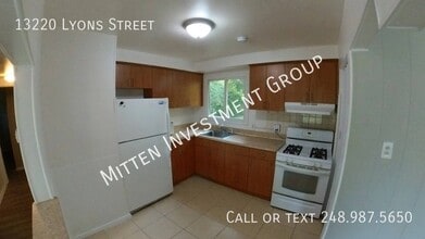 13220 Lyons St in Oak Park, MI - Building Photo - Building Photo