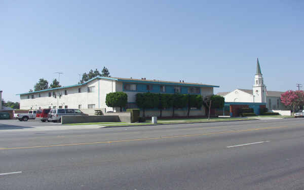 10519 Paramount Blvd in Downey, CA - Building Photo