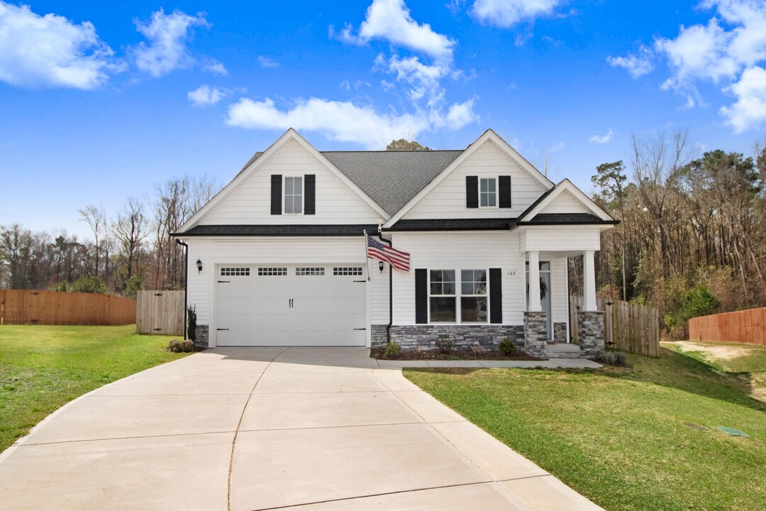 107 Villa Grey Ct in Pikeville, NC - Building Photo