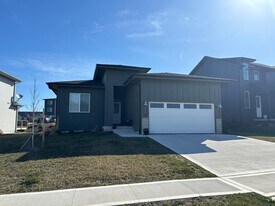 454 S 91st St in West Des Moines, IA - Building Photo