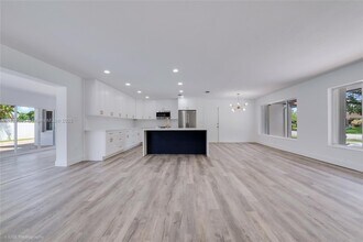 6250 SW 62nd Pl in South Miami, FL - Building Photo - Building Photo