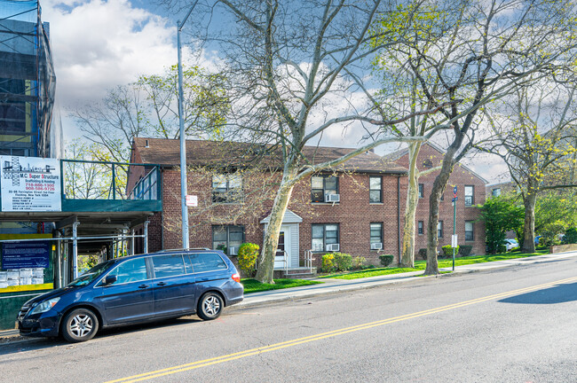 171-10 Crocheron Ave in Flushing, NY - Foto de edificio - Building Photo