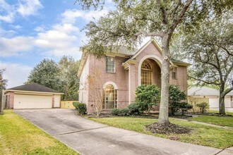 2117 Enchanted Lake Dr in League City, TX - Building Photo - Building Photo