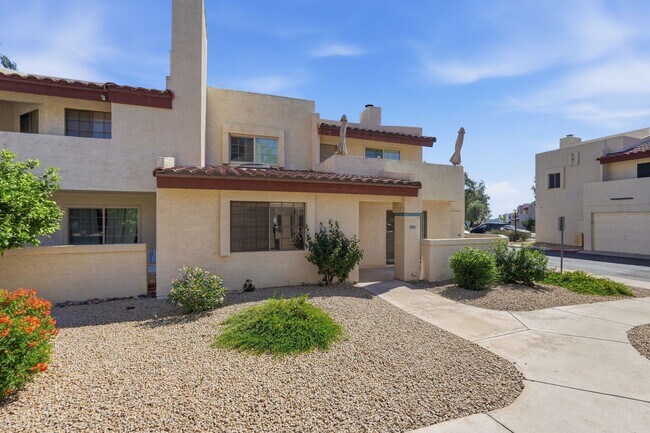 2020 W Union Hills Dr in Phoenix, AZ - Foto de edificio - Building Photo