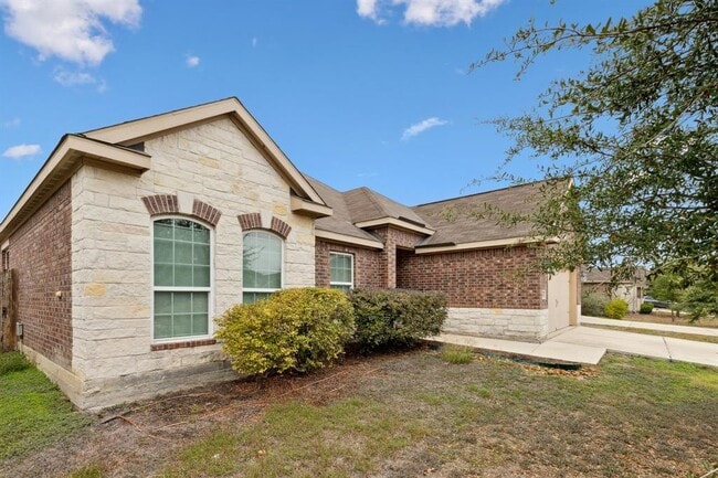 1204 Twin Estates Dr in Kyle, TX - Building Photo - Building Photo