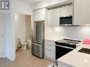 25 Holly St in Toronto, ON - Building Photo - Building Photo