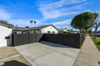 22255 Wyandotte St in Canoga Park, CA - Building Photo - Building Photo