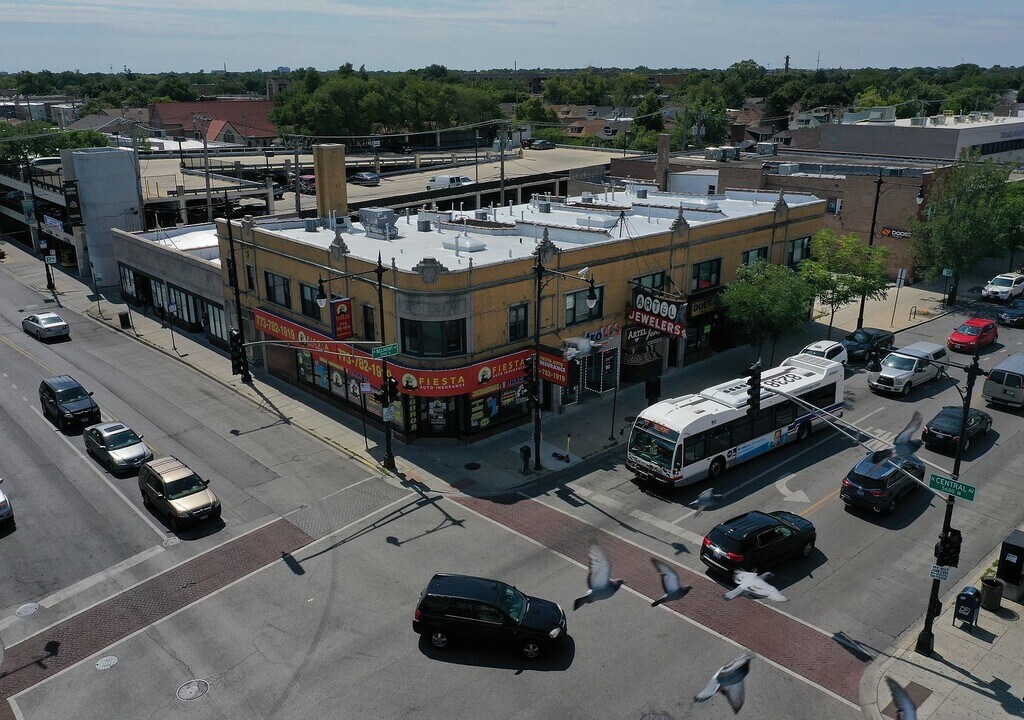 5601 W Belmont Ave in Chicago, IL - Building Photo