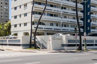 Waikiki Twin Towers in Honolulu, HI - Building Photo - Building Photo