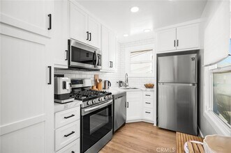 300 Coral Ave, Unit Half 1-2 in Newport Beach, CA - Foto de edificio - Building Photo