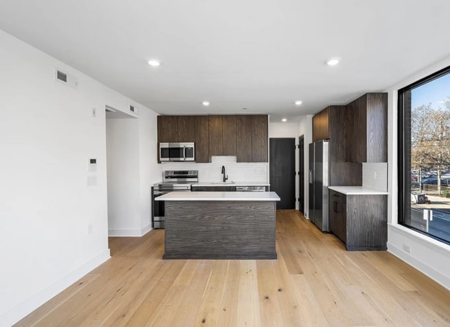 1800 W Girard Ave in Philadelphia, PA - Building Photo - Building Photo