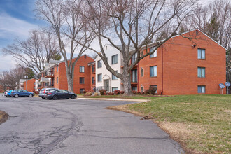 Country Club Green in Leesburg, VA - Building Photo - Building Photo