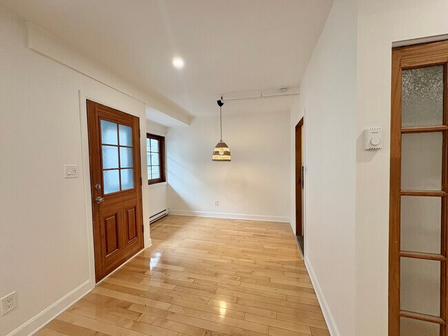 215 De La Commune Rue O in Montréal, QC - Building Photo - Building Photo