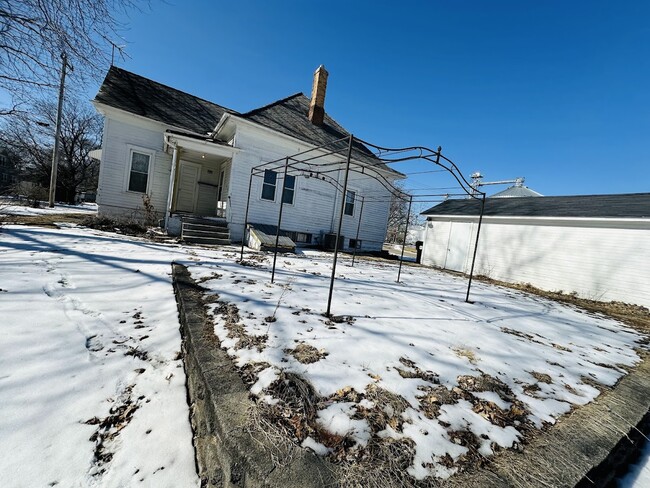 310 N Franklin St in Toulon, IL - Building Photo - Building Photo