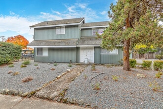 Townhouse Garden Apartments in Grants Pass, OR - Building Photo - Building Photo