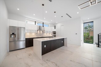 1052 N Victoria Park Rd in Fort Lauderdale, FL - Foto de edificio - Building Photo