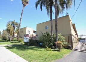 7321 Variel Ave in Canoga Park, CA - Building Photo