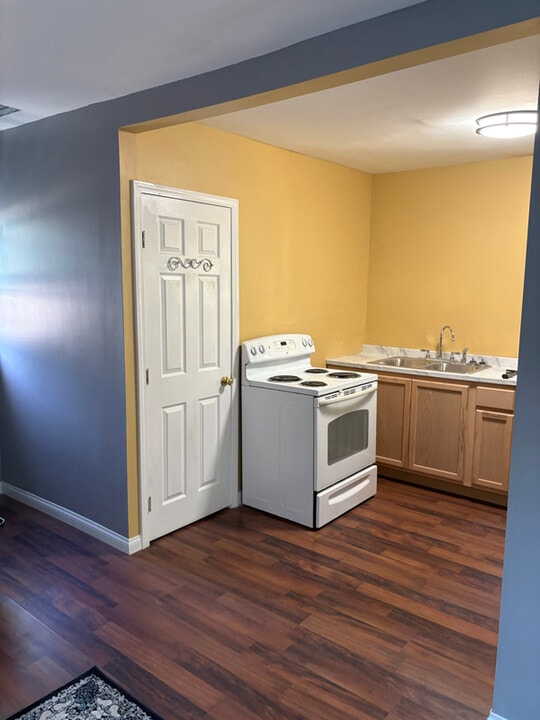 240 W Terrace St in Altadena, CA - Building Photo