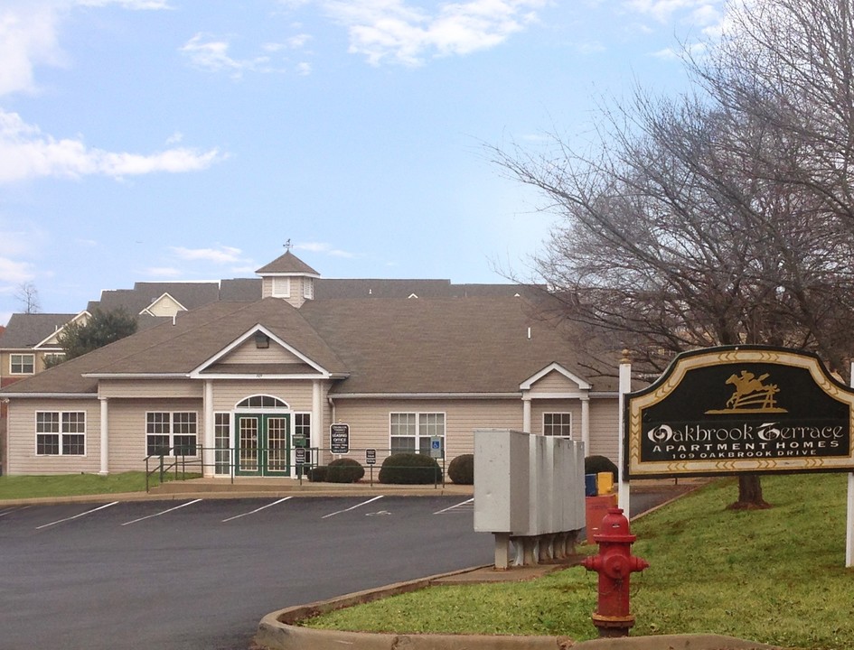 Oakbrook Terrace in Orange, VA - Building Photo