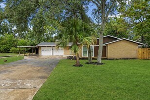632 Meadowlawn St in Shoreacres, TX - Building Photo