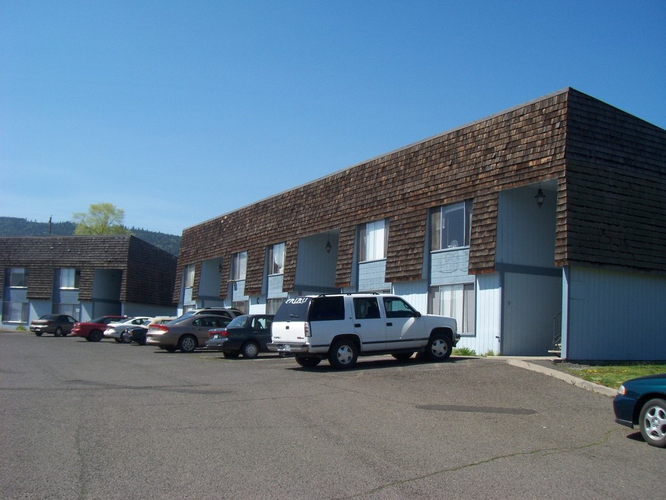 Cimmaron Manor Apartments in La Grande, OR - Building Photo