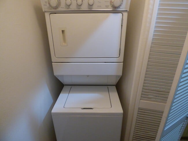 2429 WATERMARKE Pl, Unit na in Irvine, CA - Foto de edificio - Building Photo