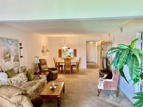 3905 Lake Bayshore Dr in Bradenton, FL - Building Photo - Building Photo