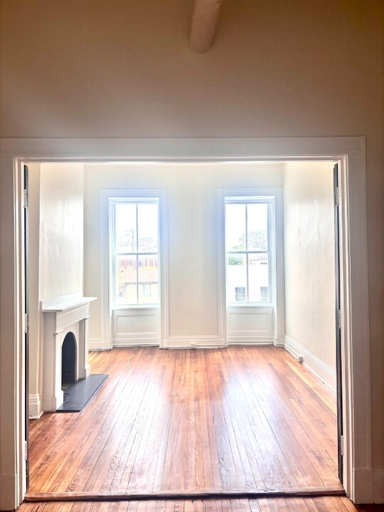 218 W Madison St in Baltimore, MD - Building Photo