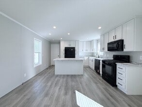 29649 Cambridge Ct in New Baltimore, MI - Building Photo - Building Photo