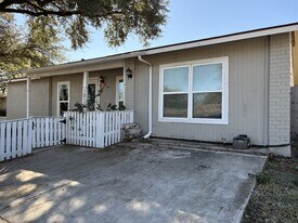 121 N Meadow St in Converse, TX - Building Photo