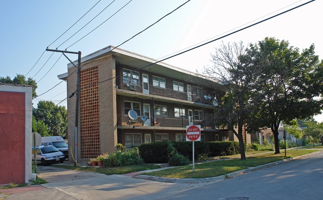 7608 W 60th St in Summit, IL - Foto de edificio - Building Photo