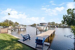 292 Sunlit Cove Dr NE in St. Petersburg, FL - Building Photo