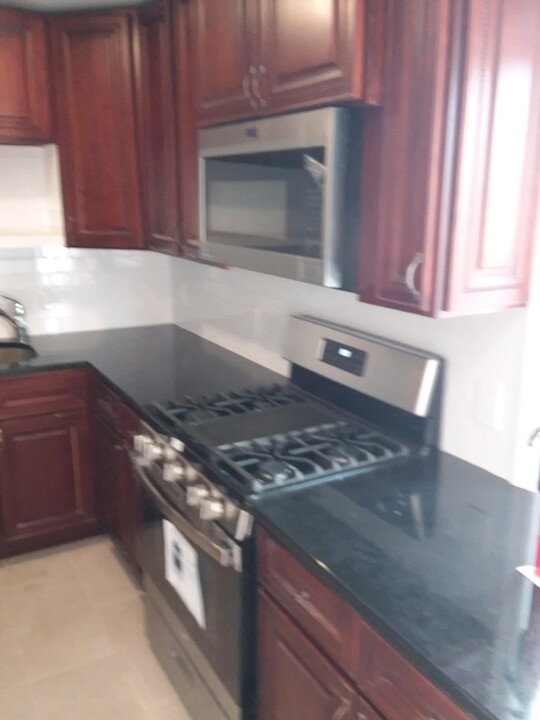 2465 Lemoine Ave, Unit A in Fort Lee, NJ - Foto de edificio
