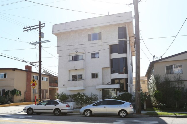 11516 Ohio Ave in Los Angeles, CA - Building Photo - Building Photo