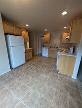 917 W Ellendale Ave in Dallas, OR - Building Photo - Building Photo