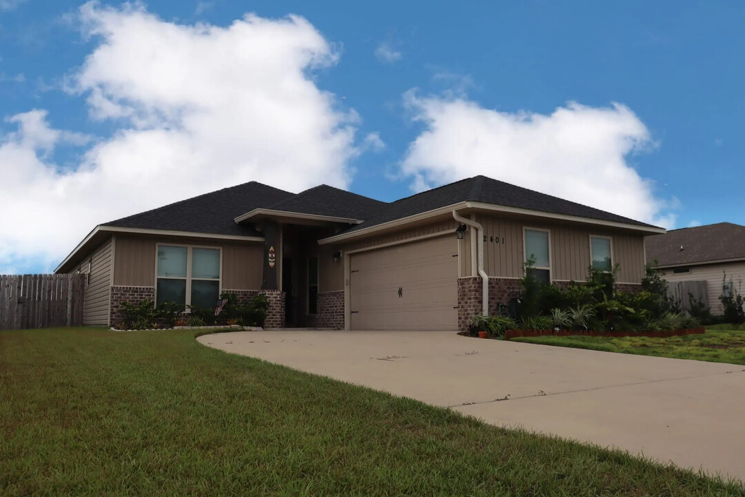 2401 Spur Ln in Gulf Breeze, FL - Building Photo