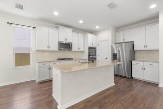 29242 Perilli Pl in Zephyrhills, FL - Building Photo - Building Photo